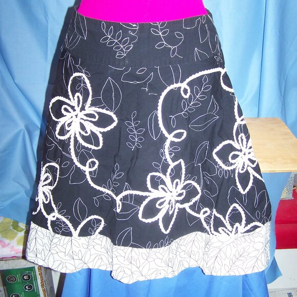 Sunny Leigh Dresses & Skirts - Sunny Leigh Petites A-Line Black and White Embroidered Skirt Sz 14P